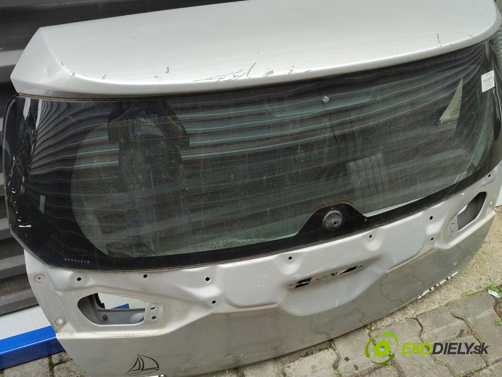 Toyota Auris II 2012-2018 1.4 D4D 90 HP manual 66 kW 1364 cm3 5- zadna kufor  (Kapota zadná (kufor))