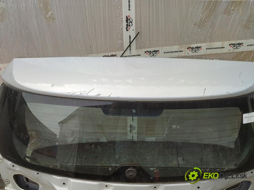 Toyota Auris II 2012-2018 1.4 D4D 90 HP manual 66 kW 1364 cm3 5- zadna kufor  (Kapota zadná (kufor))