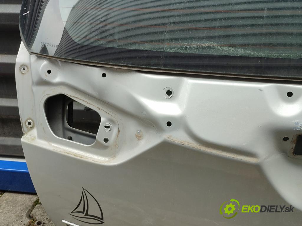 Toyota Auris II 2012-2018 1.4 D4D 90 HP manual 66 kW 1364 cm3 5- zadna kufor  (Kapota zadná (kufor))