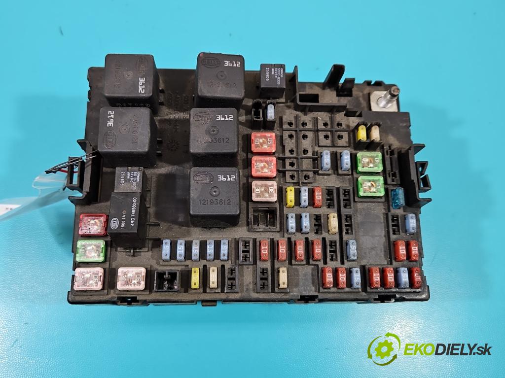 Suzuki XL-7 II 2006-2009 3.6 V6 252KM automatic 185 kW 3564 cm3 5- skříňka pojistková 15947090 (Pojistkové skříňky)