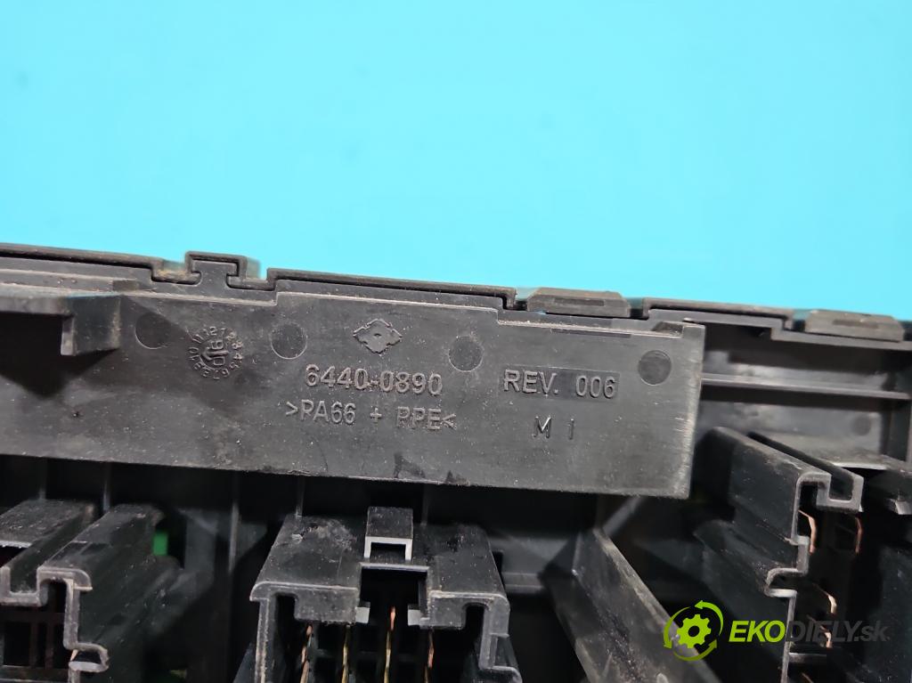 Suzuki XL-7 II 2006-2009 3.6 V6 252KM automatic 185 kW 3564 cm3 5- skříňka pojistková 15947090 (Pojistkové skříňky)