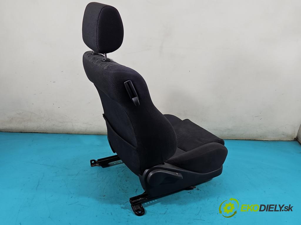 Toyota Corolla E12 2001-2009 1.4 16v 97KM manual 71 kW 1398 cm3 3- Sedadlo pravý  (Sedačky, sedadla)