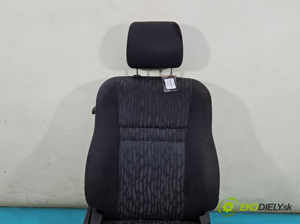 Toyota Corolla E12 2001-2009 1.4 16v 97KM manual 71 kW 1398 cm3 3- Sedadlo pravý  (Sedačky, sedadla)