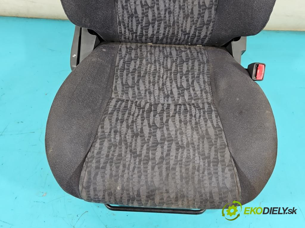 Toyota Corolla E12 2001-2009 1.4 16v 97KM manual 71 kW 1398 cm3 3- Sedadlo pravý  (Sedačky, sedadla)