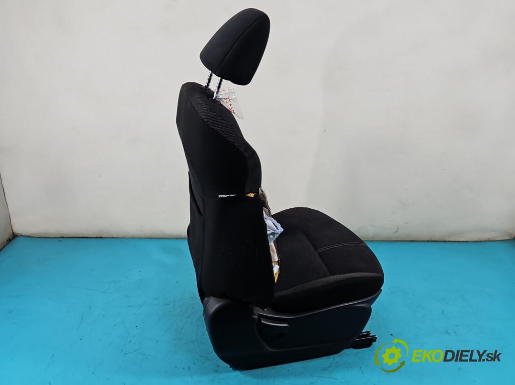 Nissan Juke I 2010-2019 1.2 T 116 HP manual 85 kW 1197 cm3 5- Sedačka pravý  (Sedačky, sedadlá)