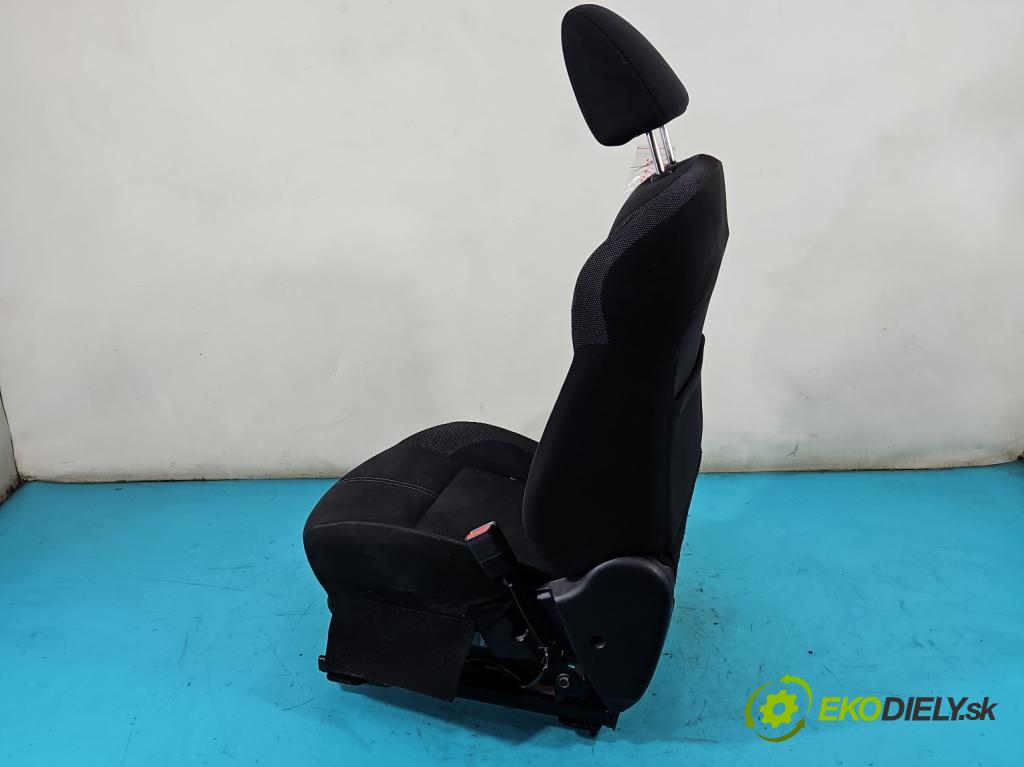 Nissan Juke I 2010-2019 1.2 T 116 HP manual 85 kW 1197 cm3 5- Sedačka pravý  (Sedačky, sedadlá)