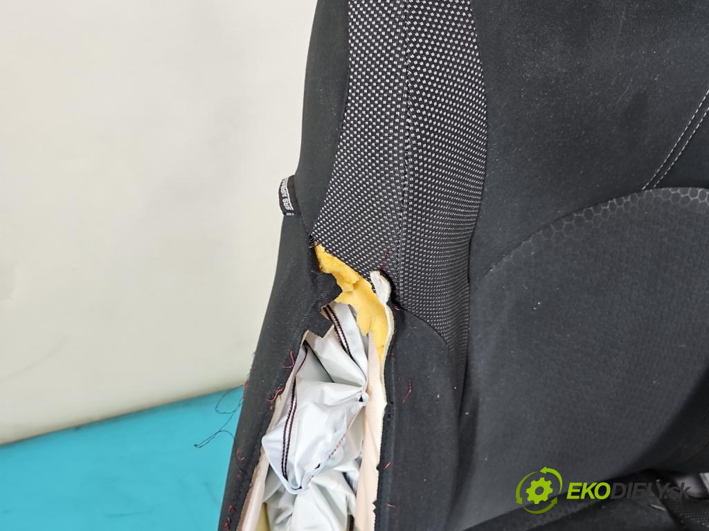 Nissan Juke I 2010-2019 1.2 T 116 HP manual 85 kW 1197 cm3 5- Sedačka pravý  (Sedačky, sedadlá)