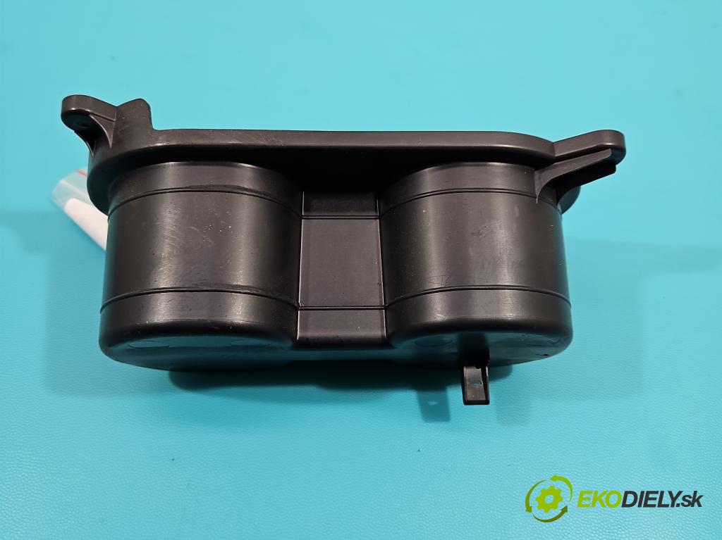 Mitsubishi Outlander II 2006-2013 2.0 DI-D 140 HP manual 103 kW 1968 cm3 5- Rukojeť: na nápoje:  (Úchyty, držiaky na nápoje)