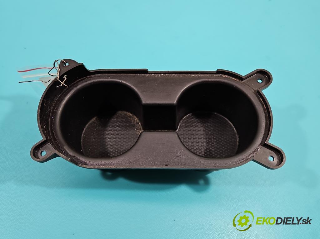 Mitsubishi Outlander II 2006-2013 2.0 DI-D 140 HP manual 103 kW 1968 cm3 5- Rukojeť: na nápoje:  (Úchyty, držiaky na nápoje)