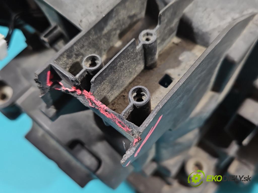 Mercedes GLA X156 2013-2019 1.6 T 156 hp automatic 115 kW 1595 cm3 5- světlo levý A1569061700 (Klika dveří ostatní)