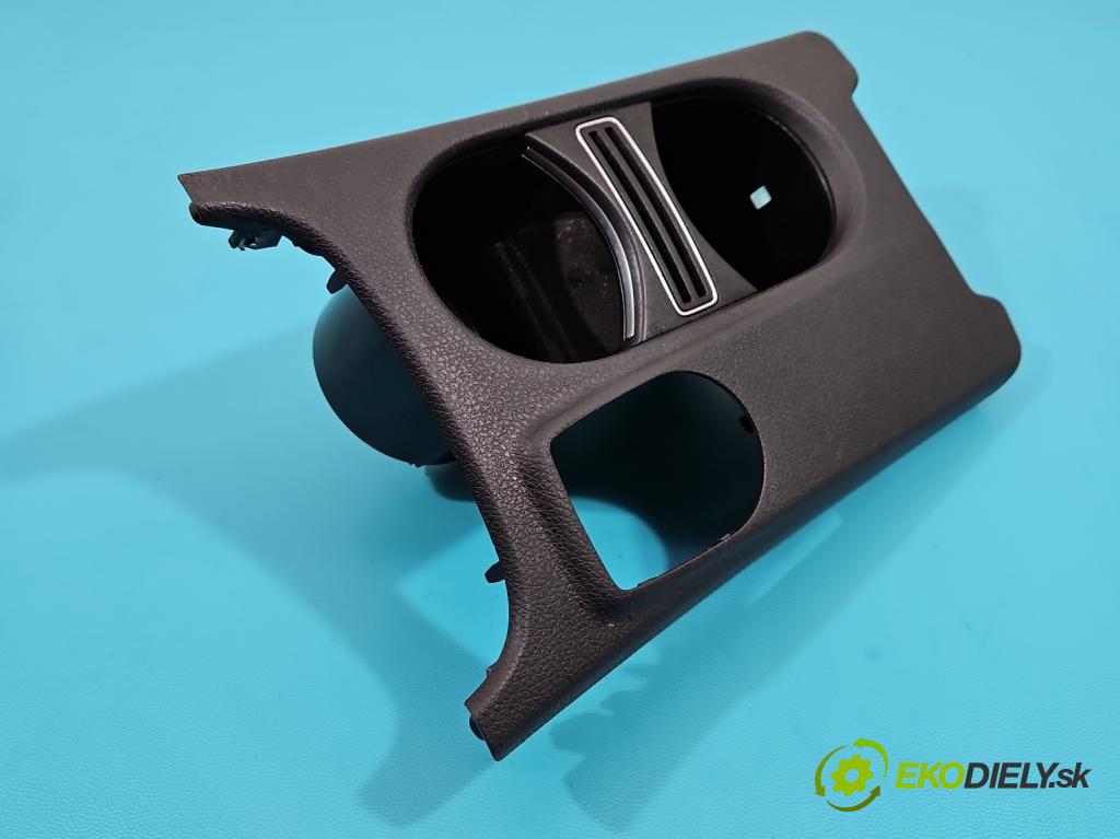 Mercedes GLA X156 2013-2019 1.6 T 156 HP automatic 115 kW 1595 cm3 5- Rukojeť: na nápoje: A1766801610 (Úchyty, držiaky na nápoje)