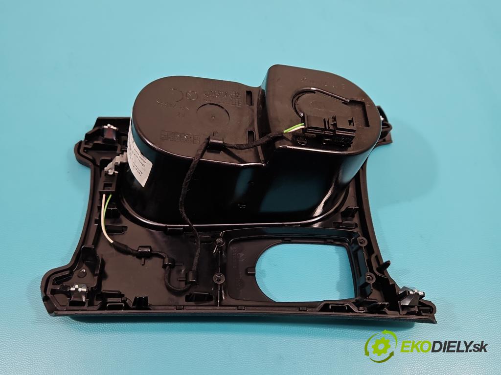 Mercedes GLA X156 2013-2019 1.6 T 156 HP automatic 115 kW 1595 cm3 5- Rukojeť: na nápoje: A1766801610 (Úchyty, držiaky na nápoje)