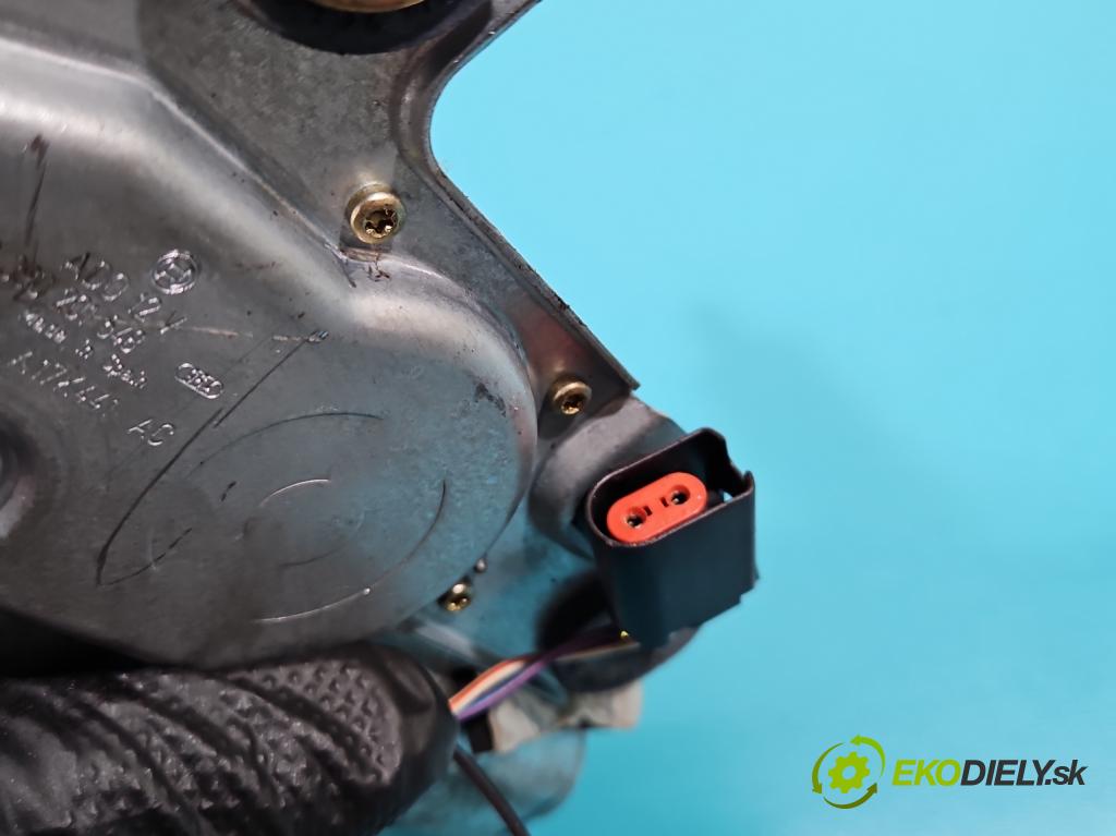 Mercedes GLA X156 2013-2019 1.6 T 156 HP automatic 115 kW 1595 cm3 5- Rukojeť: na nápoje: A1766801610 (Úchyty, držiaky na nápoje)