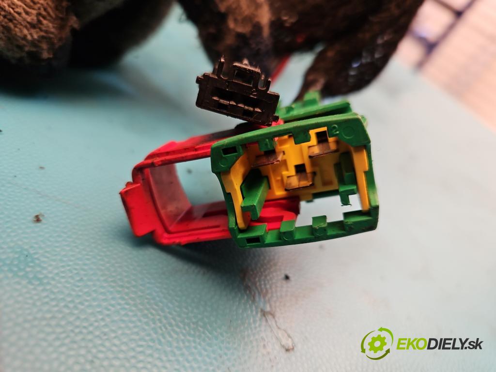 Peugeot 307 2.0 hdi 107 HP manual 79 kW 1997 cm3 5- Spínačka (Spínacie skrinky a kľúče)