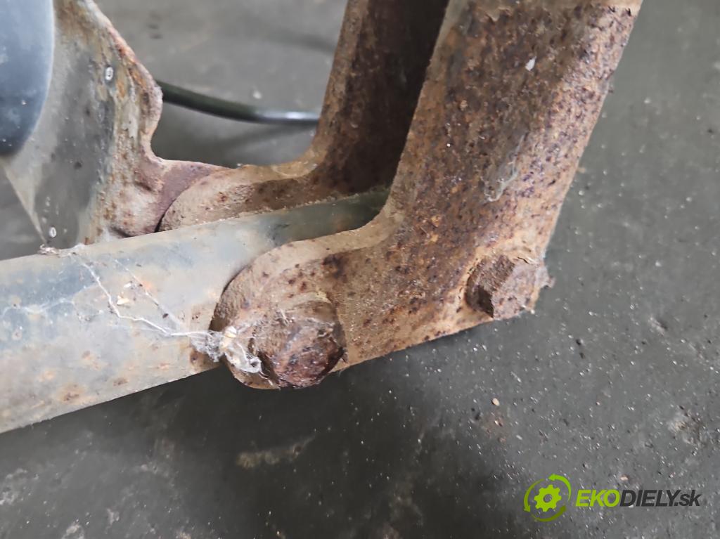 Vw Golf IV 1997-2003 1.6 SR 101 hp manual 74 kW 1595 cm3 5- oko tažné  (Tažná zařízení)