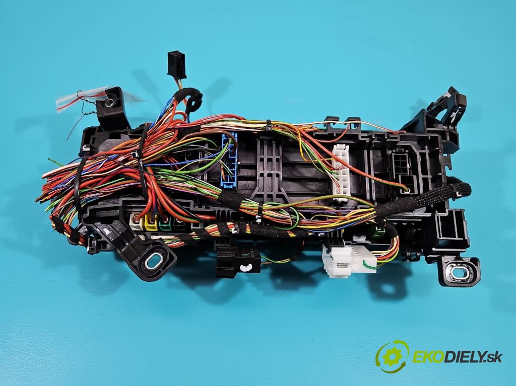 Mercedes GLA X156 2013-2019 1.6 T 156 hp automatic 115 kW 1595 cm3 5- skříňka pojistková A2465400040 (Pojistkové skříňky)