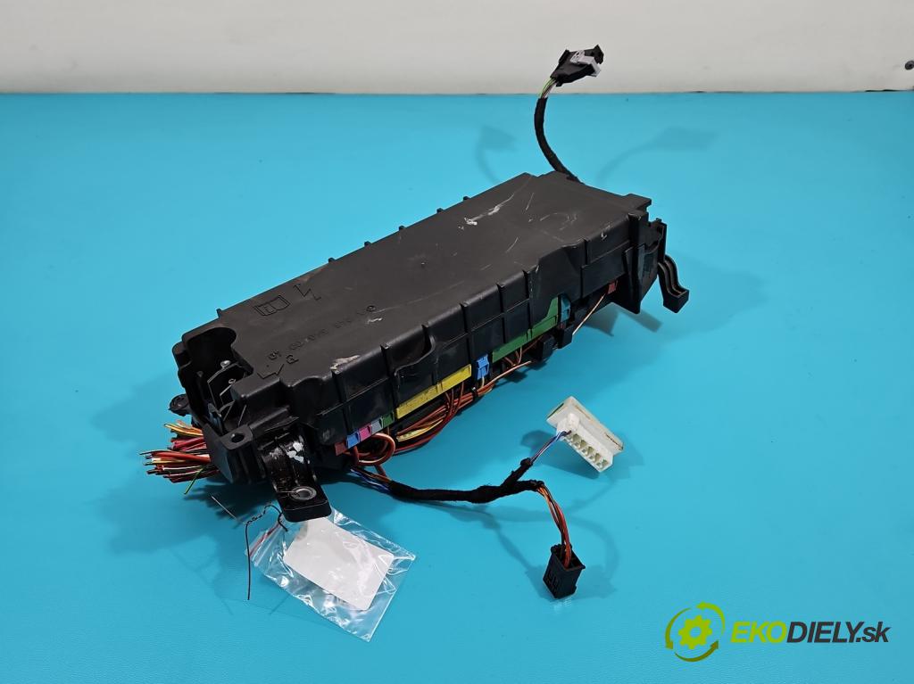 Mercedes GLA X156 2013-2019 1.6 T 156 hp automatic 115 kW 1595 cm3 5- skříňka pojistková A2465400040 (Pojistkové skříňky)