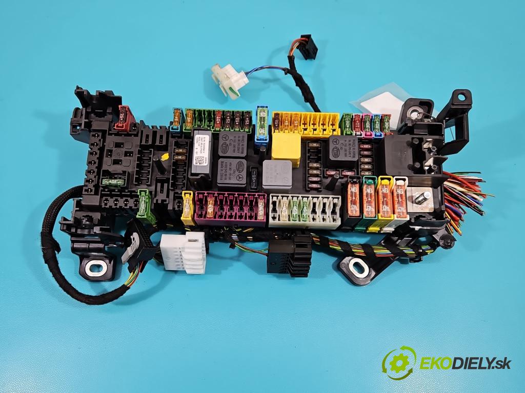 Mercedes GLA X156 2013-2019 1.6 T 156 hp automatic 115 kW 1595 cm3 5- skříňka pojistková A2465400040 (Pojistkové skříňky)