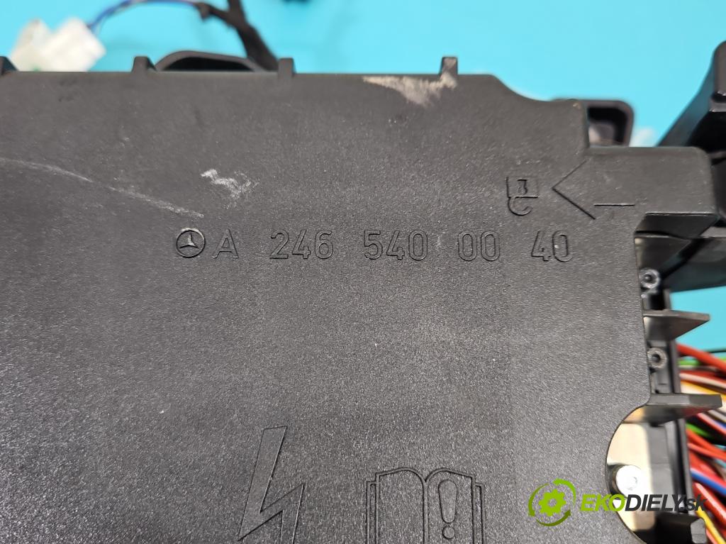 Mercedes GLA X156 2013-2019 1.6 T 156 hp automatic 115 kW 1595 cm3 5- skříňka pojistková A2465400040 (Pojistkové skříňky)