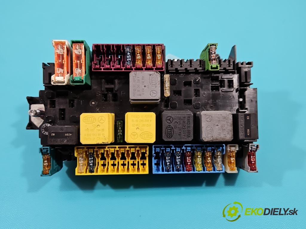 Mercedes GLA X156 2013-2019 1.6 T 156 hp automatic 115 kW 1595 cm3 5- skříňka pojistková A2469067100 (Pojistkové skříňky)