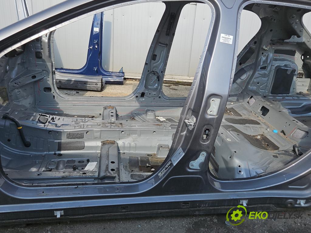 Mercedes GLA X156 2013-2019 1.6 T 156 hp automatic 115 kW 1595 cm3 5- práh levý  (Ostatní)