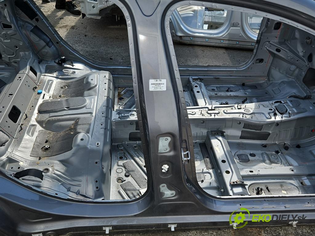 Mercedes GLA X156 2013-2019 1.6 T 156 hp automatic 115 kW 1595 cm3 5- práh pravý  (Ostatní)