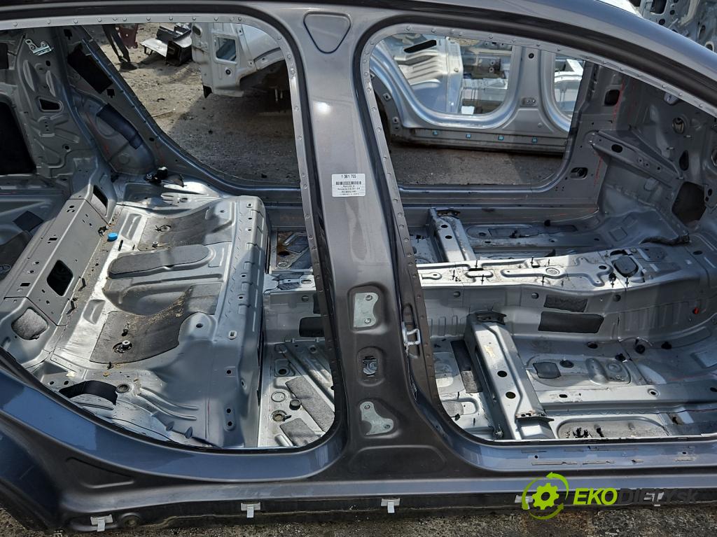 Mercedes GLA X156 2013-2019 1.6 T 156 hp automatic 115 kW 1595 cm3 5- práh pravý  (Ostatní)