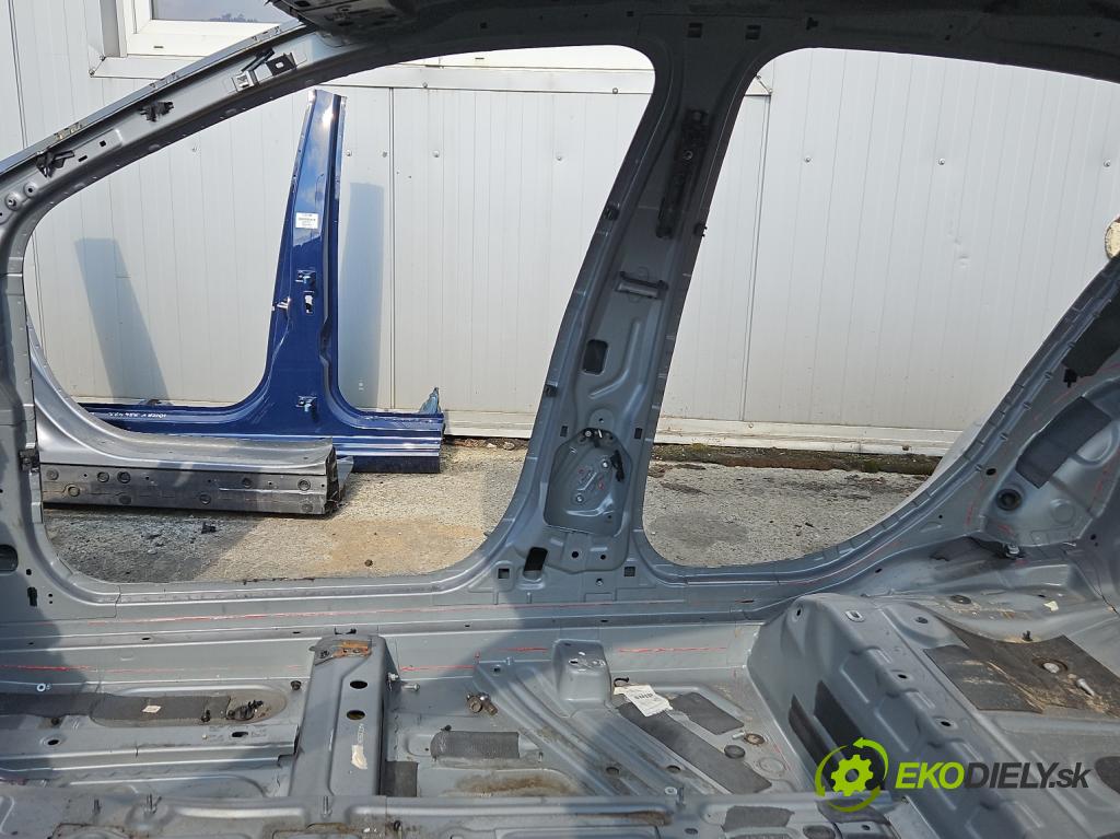 Mercedes GLA X156 2013-2019 1.6 T 156 hp automatic 115 kW 1595 cm3 5- práh pravý  (Ostatní)