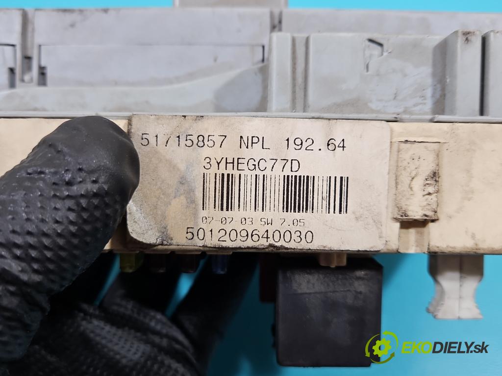 Fiat Stilo 1.9 jtd 80 hp manual 59 kW 1910 cm3 5- skříňka pojistková 51715857NPL (Pojistkové skříňky)
