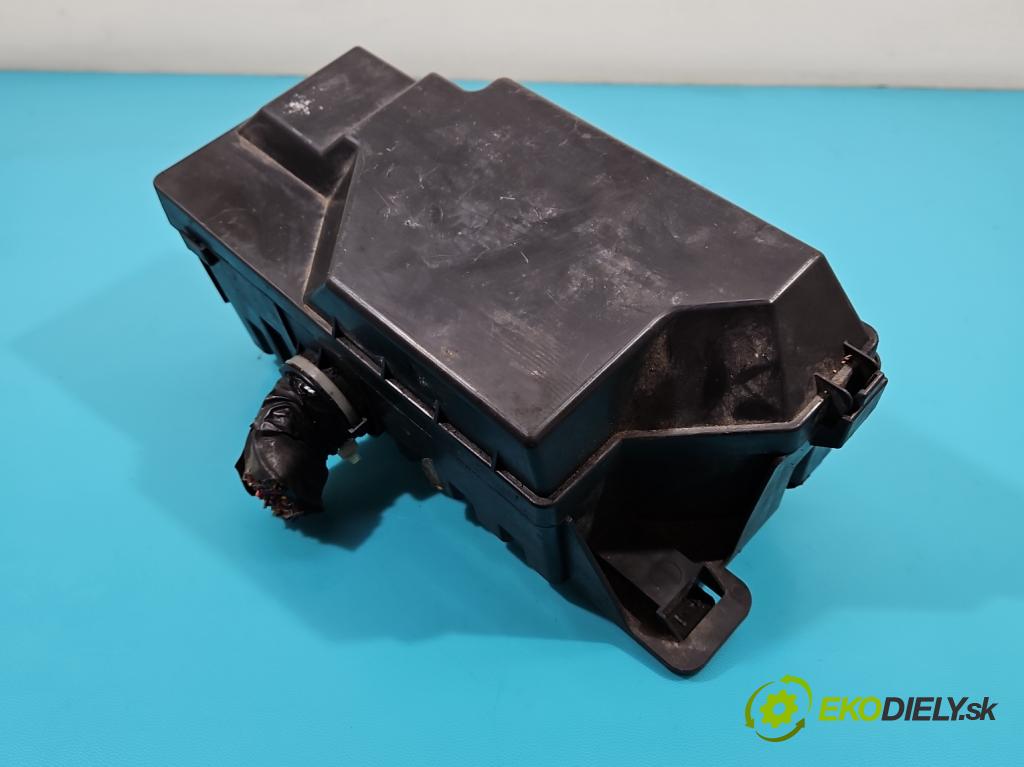 Isuzu D-Max II 2011-2019 2.5 crdi 163 hp automatic 120 kW 2499 cm3 5- skříňka pojistková  (Pojistkové skříňky)