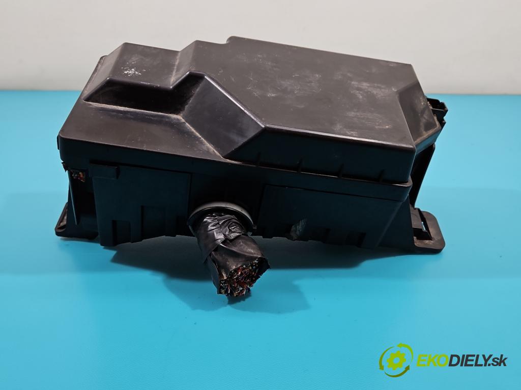 Isuzu D-Max II 2011-2019 2.5 crdi 163 hp automatic 120 kW 2499 cm3 5- skříňka pojistková  (Pojistkové skříňky)