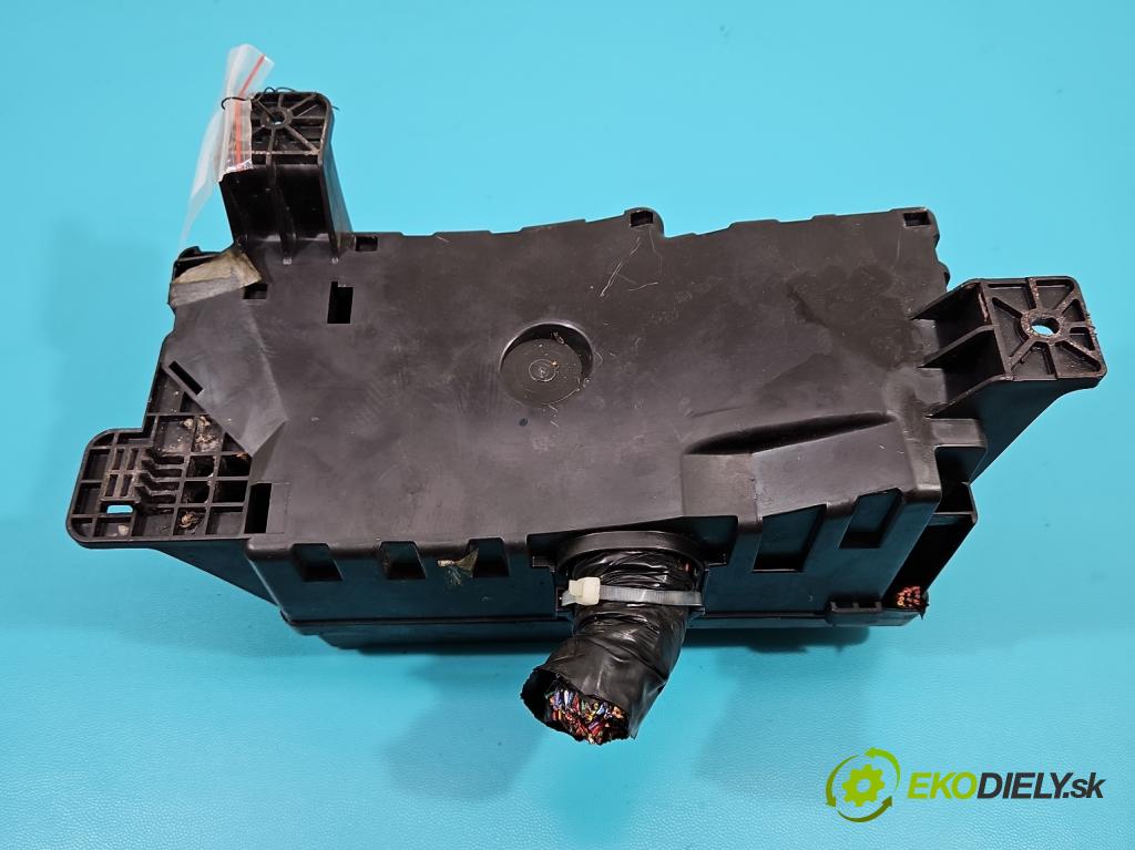 Isuzu D-Max II 2011-2019 2.5 crdi 163 hp automatic 120 kW 2499 cm3 5- skříňka pojistková  (Pojistkové skříňky)