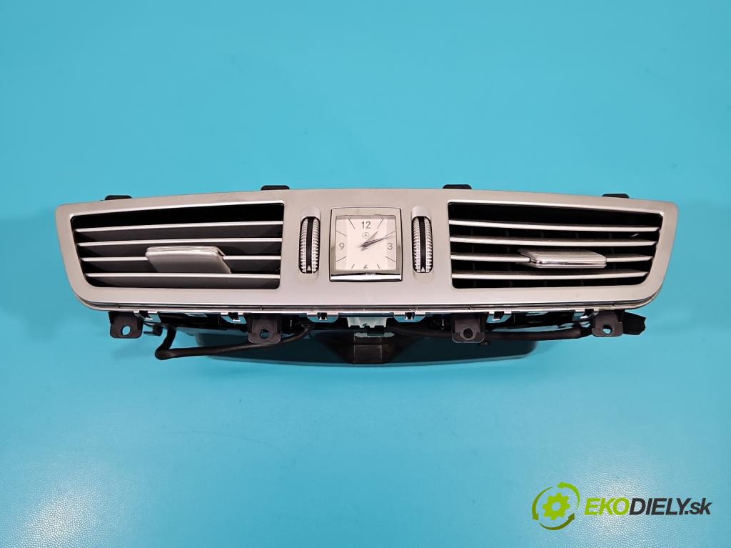 Mercedes S W221 2005-2013 3.0 CDI 235 HP automatic 173 kW 2987 cm3 4- Mřížka: kúrenia stredová A2218300954 (Mriežky kúrenia (fukáre))