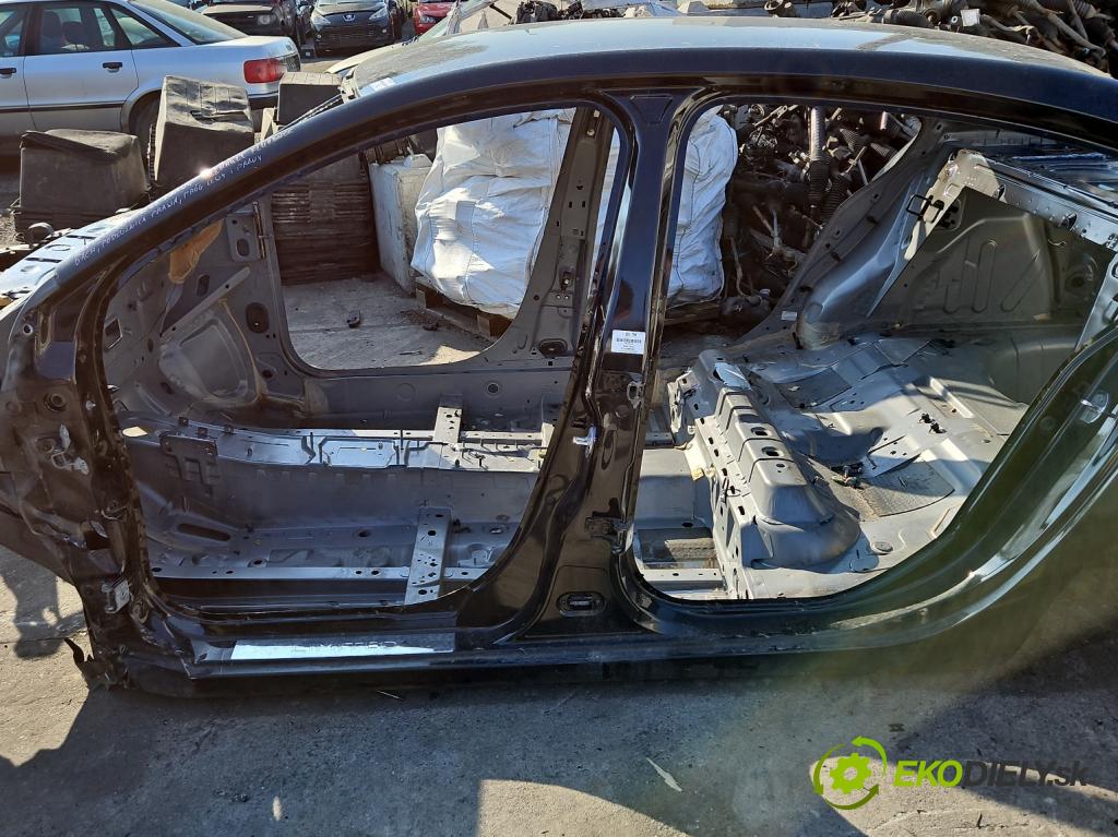 Renault Fluence 1.6 16V 114 hp manual 84 kW 1598 cm3 4- práh levý  (Ostatní)