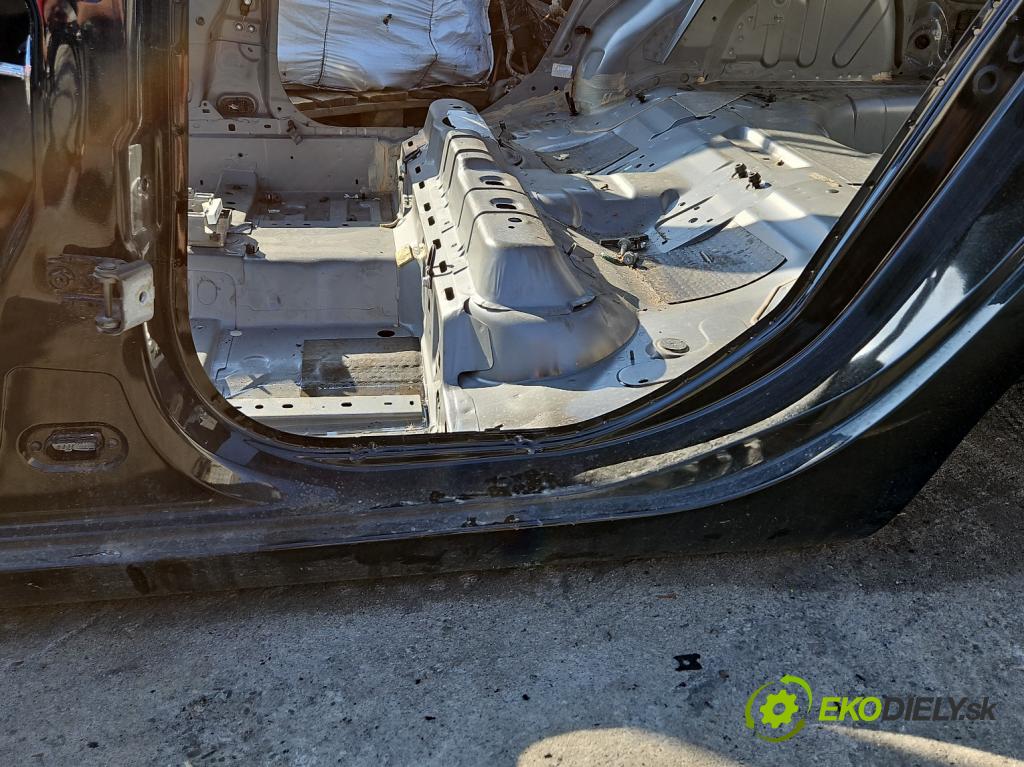 Renault Fluence 1.6 16V 114 hp manual 84 kW 1598 cm3 4- práh levý  (Ostatní)