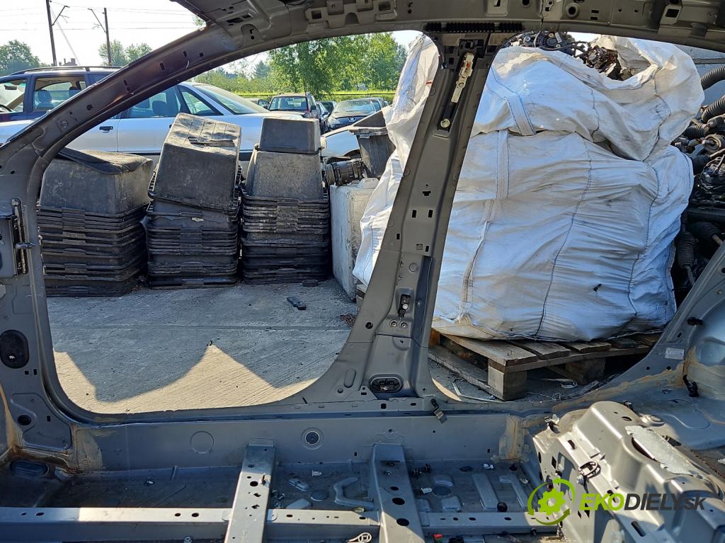 Renault Fluence 1.6 16V 114 hp manual 84 kW 1598 cm3 4- práh pravý  (Ostatní)