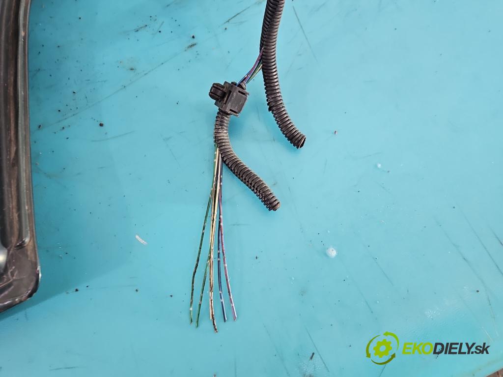 Toyota Avensis I T22 1997-2003 1.6 16V 110 hp manual 81 kW 1587 cm3 4- zadní kufrové dveře  (Zadní kapoty)