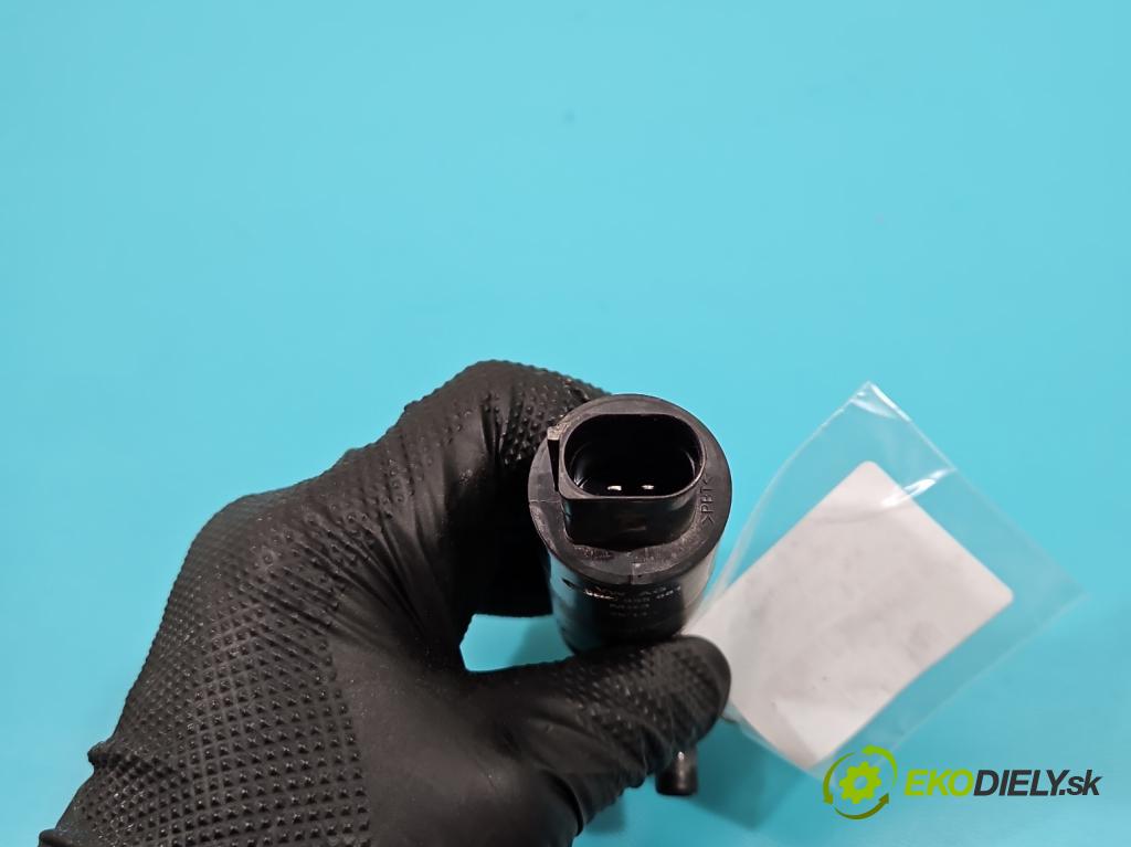 Vw Golf VII 2012-2020 1.6 tdi 105 HP automatic 77 kW 1598 cm3 5- pompa ostrekovačov 6R0955681 (Motorčeky, čerpadlá ostrekovačov)