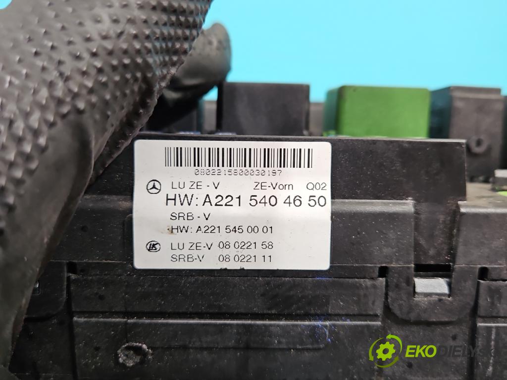 Mercedes S W221 2005-2013 3.0 CDI 235 hp automatic 173 kW 2987 cm3 4- skříňka pojistková A2215404650 (Pojistkové skříňky)