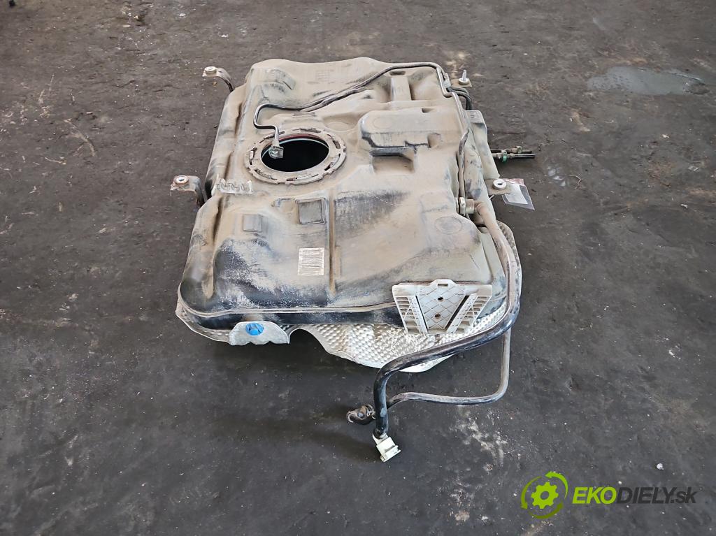 Mercedes GLA X156 2013-2019 1.6 T 156 HP automatic 115 kW 1595 cm3 5- Nádrž: palivo A2464702901 (Nádrže)