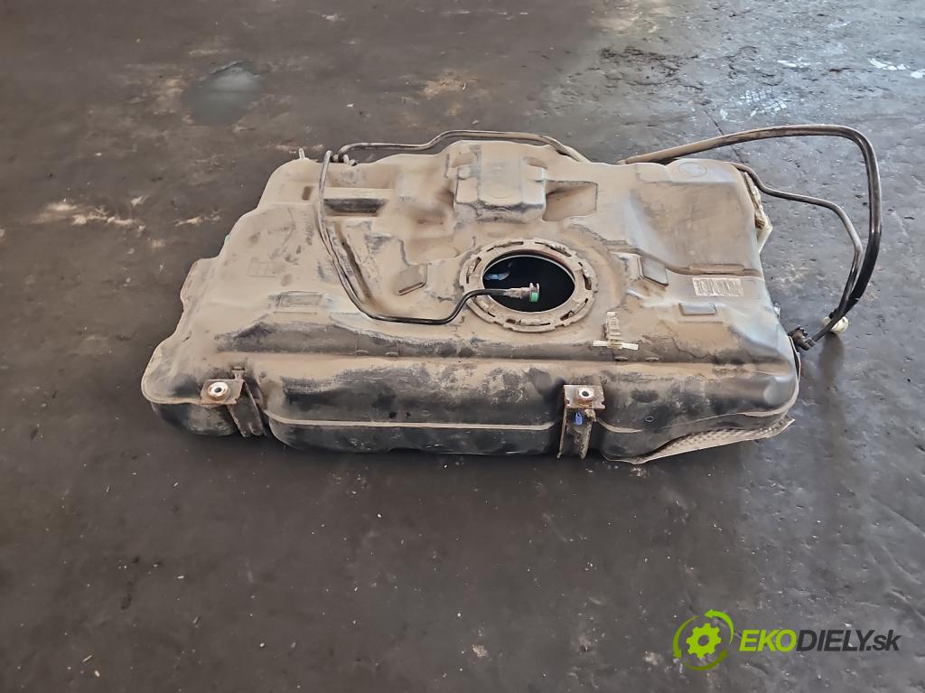 Mercedes GLA X156 2013-2019 1.6 T 156 HP automatic 115 kW 1595 cm3 5- Nádrž: palivo A2464702901 (Nádrže)