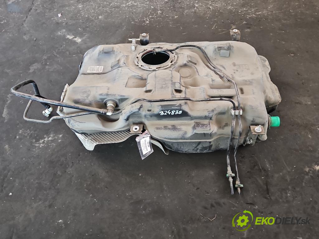 Mercedes GLA X156 2013-2019 1.6 T 156 HP automatic 115 kW 1595 cm3 5- Nádrž: palivo A2464702901 (Nádrže)