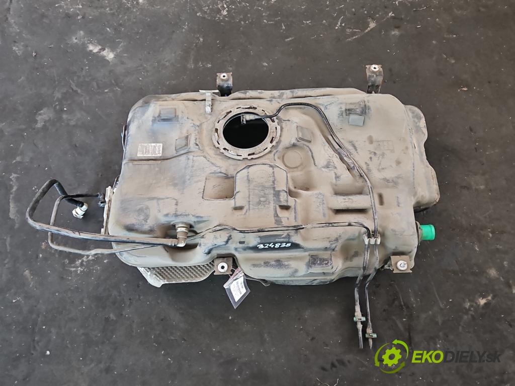 Mercedes GLA X156 2013-2019 1.6 T 156 HP automatic 115 kW 1595 cm3 5- Nádrž: palivo A2464702901 (Nádrže)