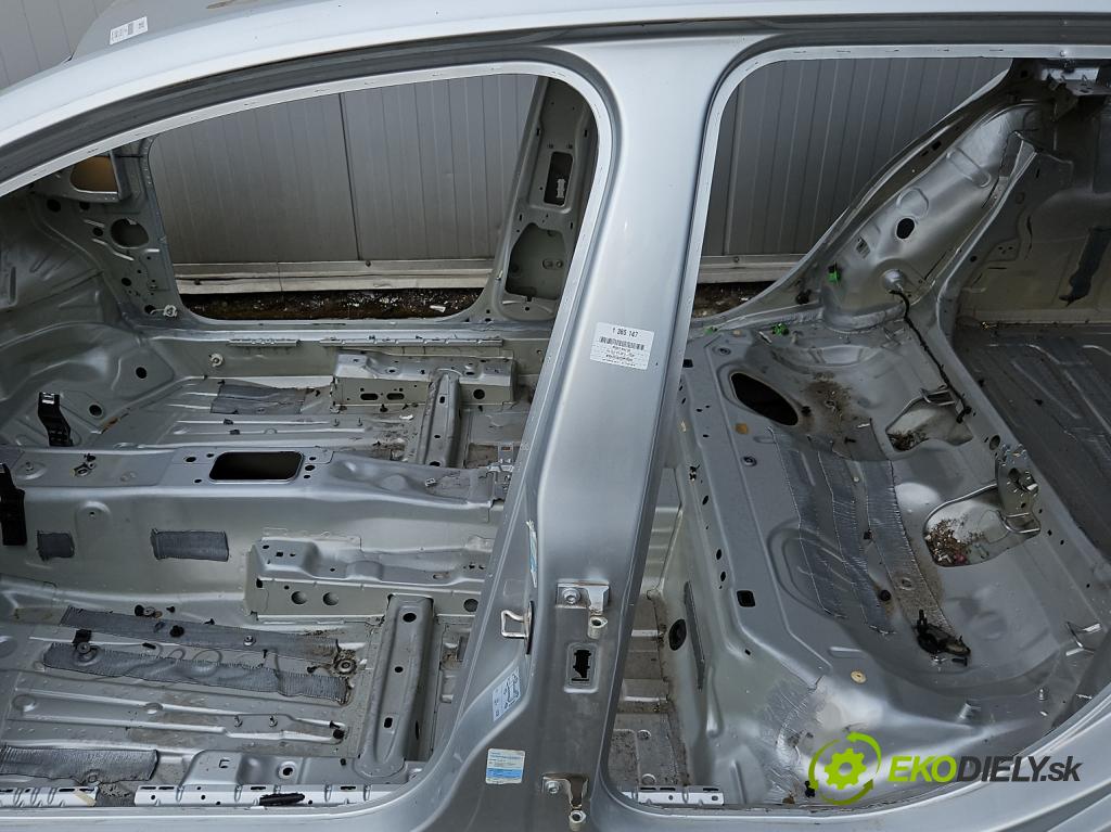 Vw Golf VII 2012-2020 1.6 tdi 105 hp automatic 77 kW 1598 cm3 5- práh levý  (Ostatní)