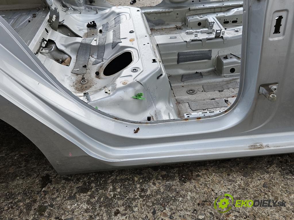 Vw Golf VII 2012-2020 1.6 tdi 105 hp automatic 77 kW 1598 cm3 5- práh pravý  (Ostatní)