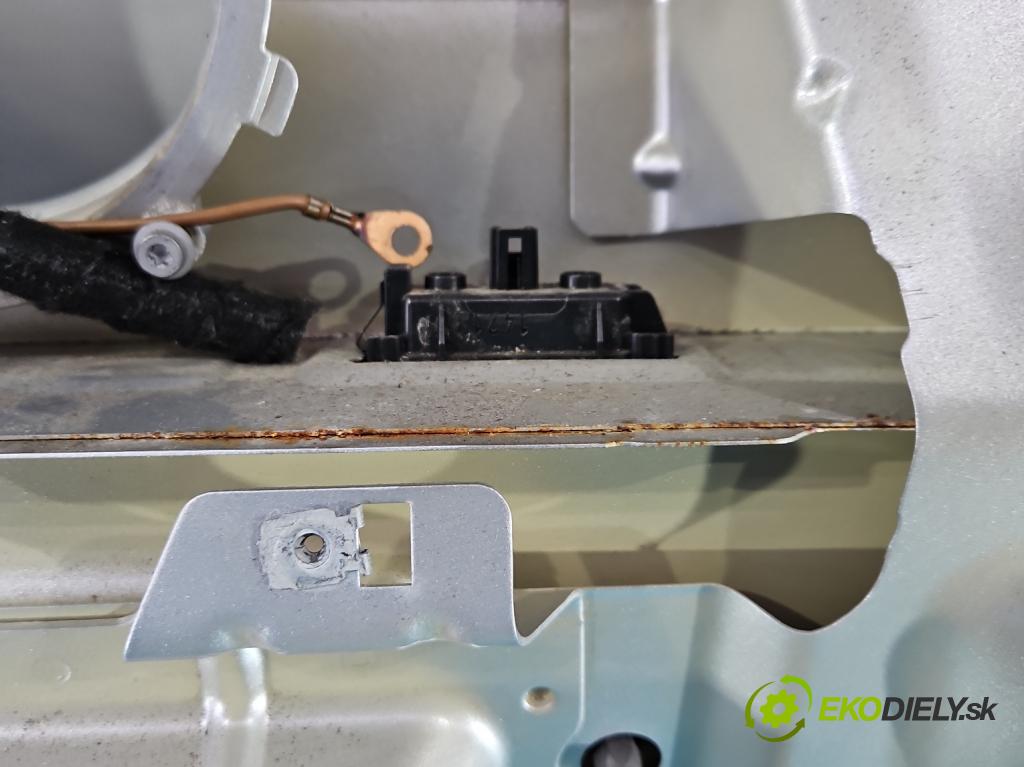 Vw Golf VII 2012-2020 1.6 tdi 105 hp automatic 77 kW 1598 cm3 5- zadní kufrové dveře  (Zadní kapoty)