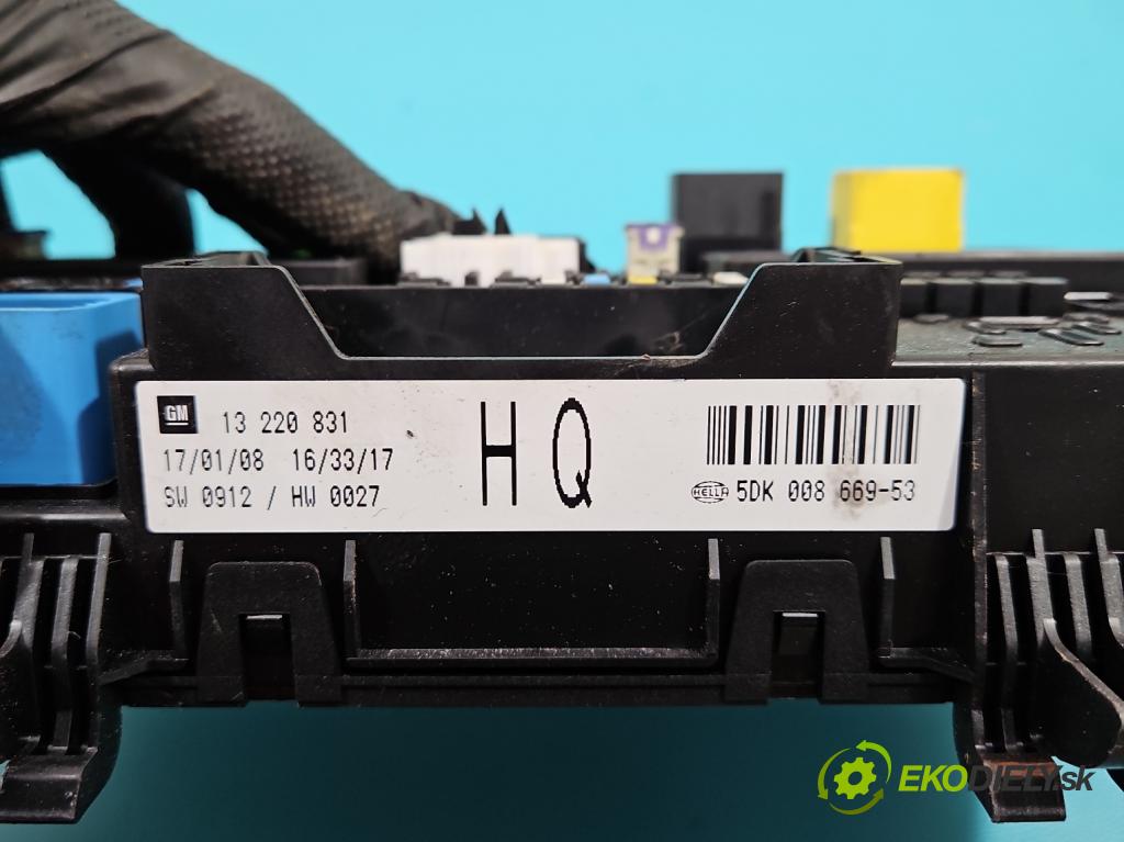 Opel Zafira B 2005-2014 1.9 cdti 150 hp manual 110 kW 1910 cm3 5- skříňka pojistková 13220831 (Pojistkové skříňky)