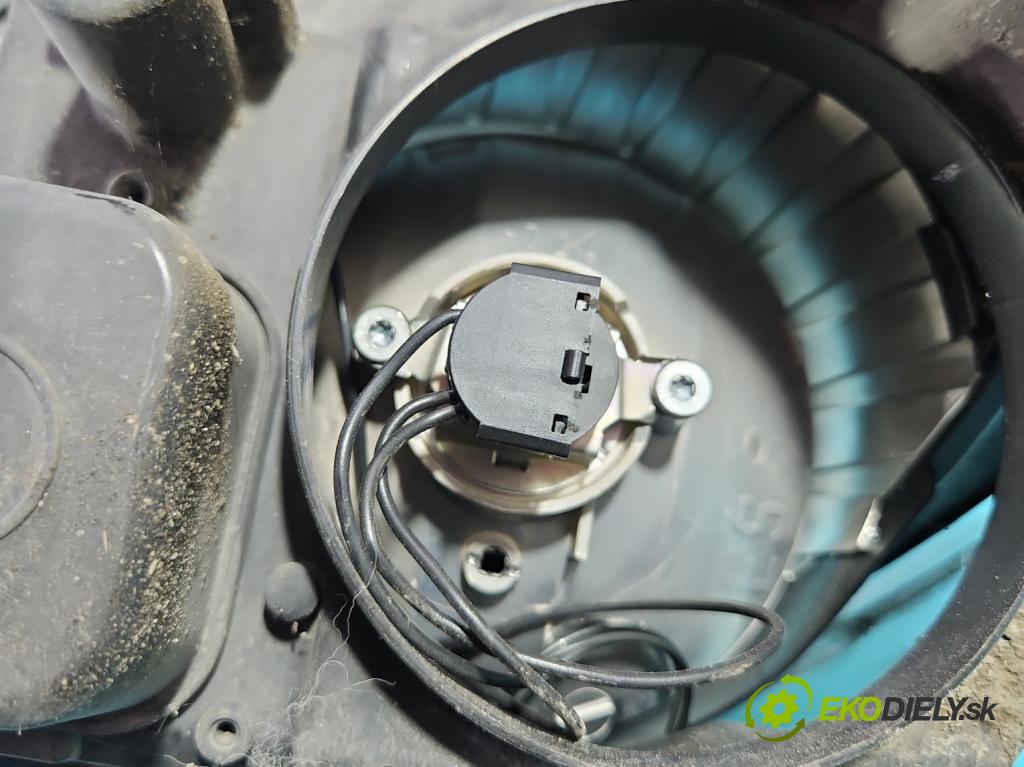 Opel Astra III 2004-2014 1.6 16V 105 HP manual 77 kW 1598 cm3 3- Reflektor: pravý  (Pravé)