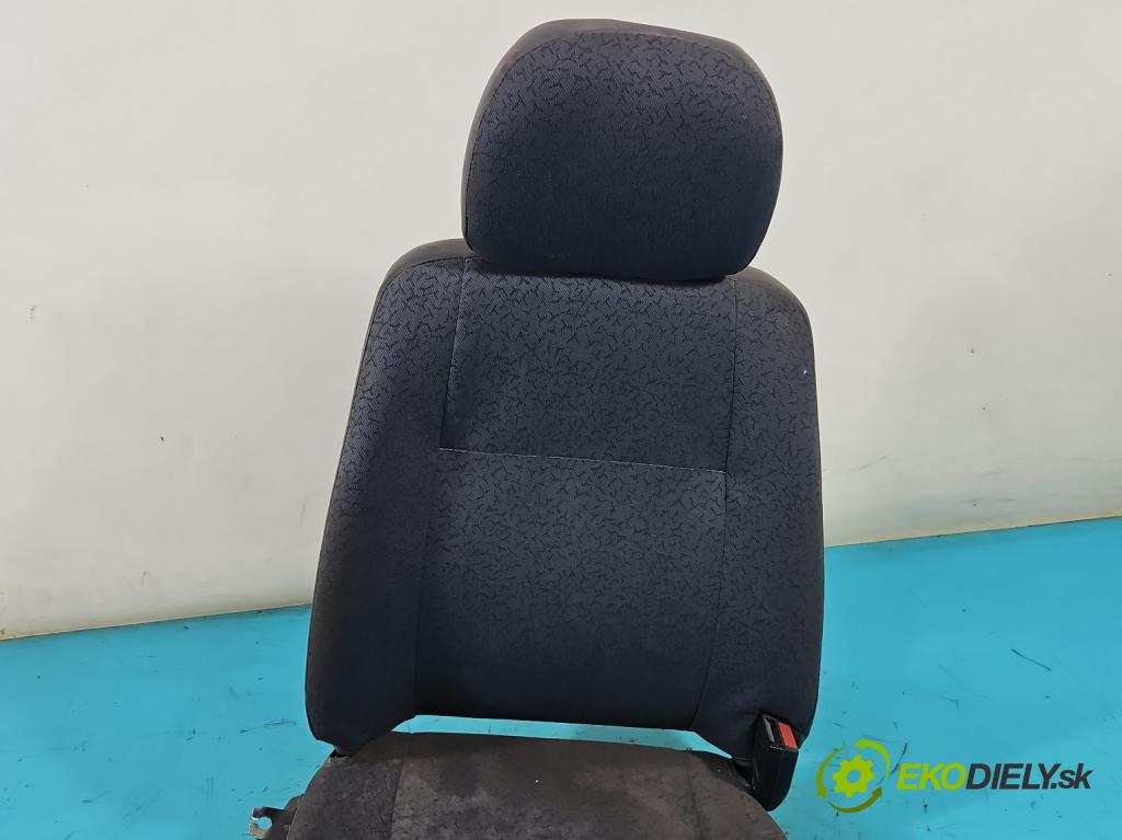 Johnston C40 2.8d 92 HP  68 kW 2776 cm3 5- Sedačka pravý  (Sedačky, sedadlá)