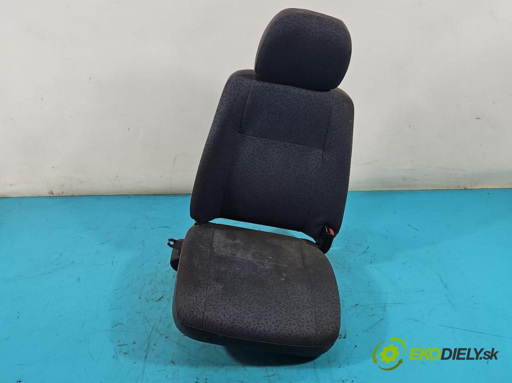 Johnston C40 2.8d 92 HP  68 kW 2776 cm3 5- Sedačka pravý  (Sedačky, sedadlá)